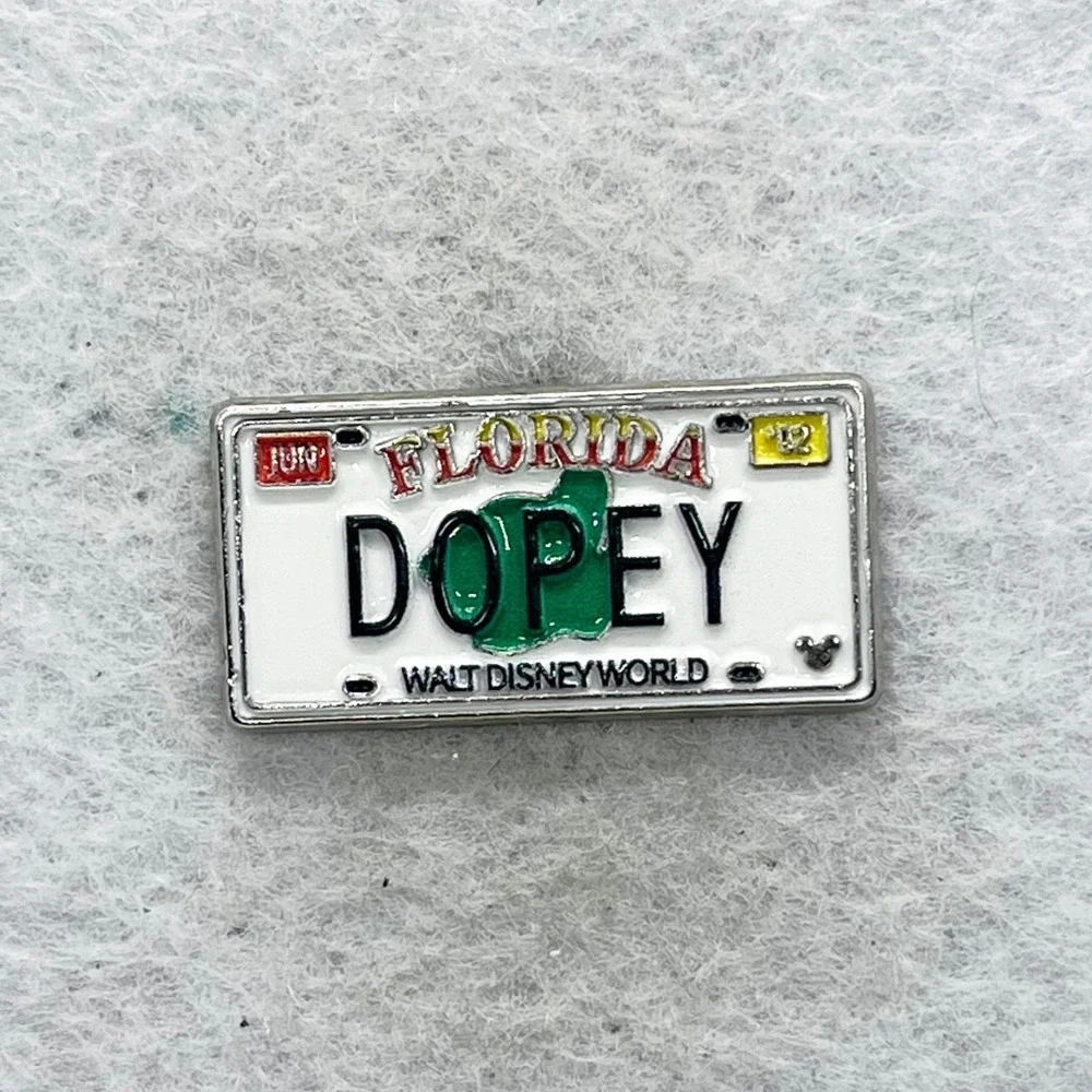 🔮 5/$25 Disney Snow White And The Seven Dwarfs DOPEY License Plate Pin